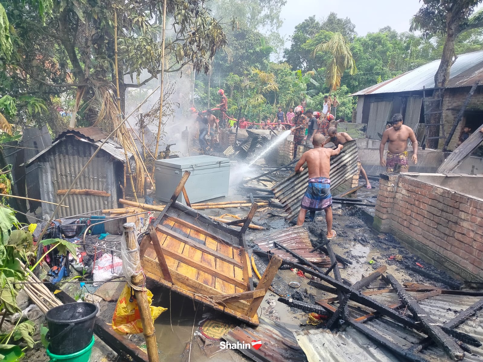 রাজারহাটে শর্টসার্কিটের আগুনে পুড়ল ৫ ঘর ও দোকান, নিঃস্ব পরিবার